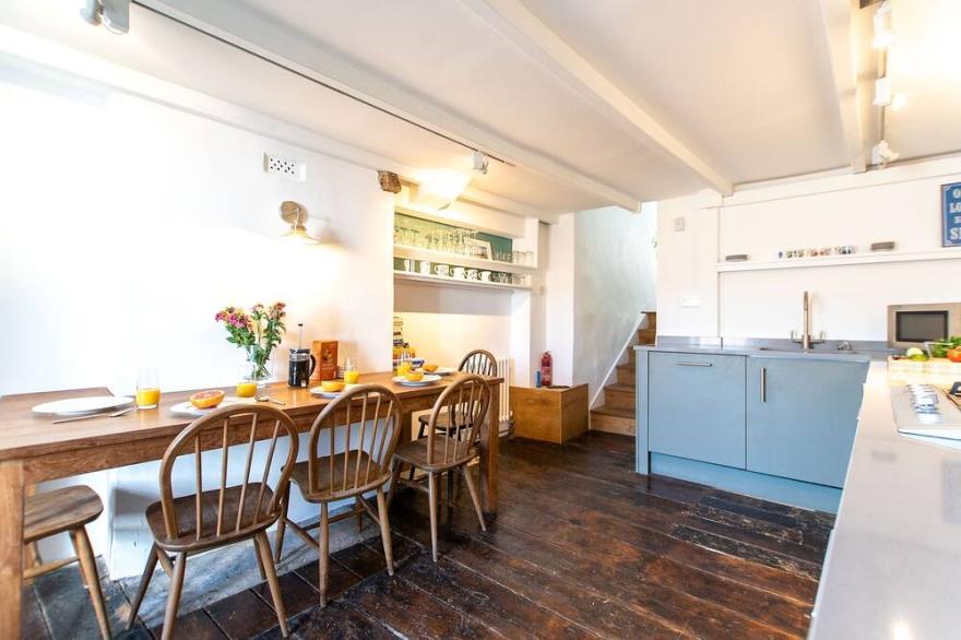 Artist Cottage, Downalong - Sleeps 6 - Pet Friendly - Parking
