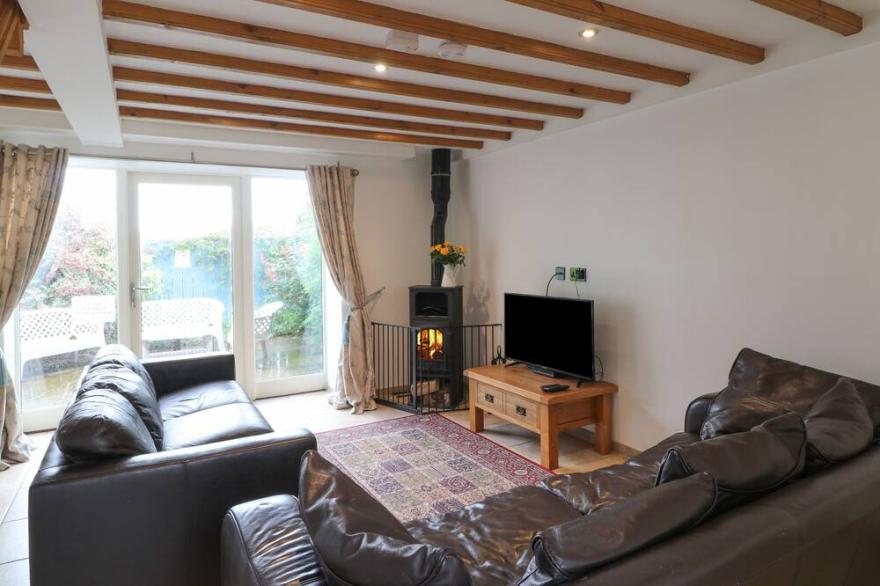 KINGFISHER, pet friendly, with open fire in Whitby