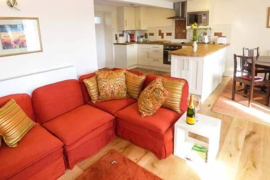 KESTREL COTTAGE, pet friendly, character holiday cottage in Cartmel