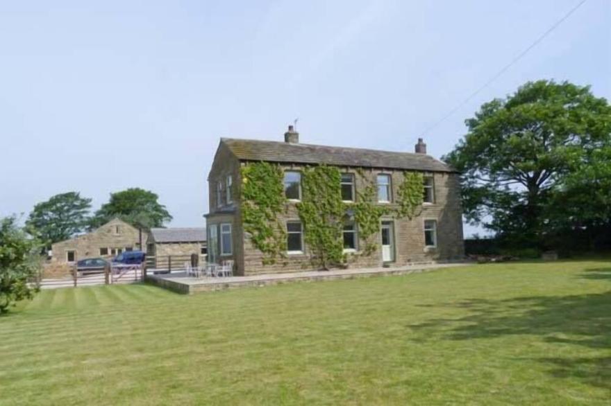 CRINGLES HOUSE, family friendly, luxury holiday cottage in Addingham