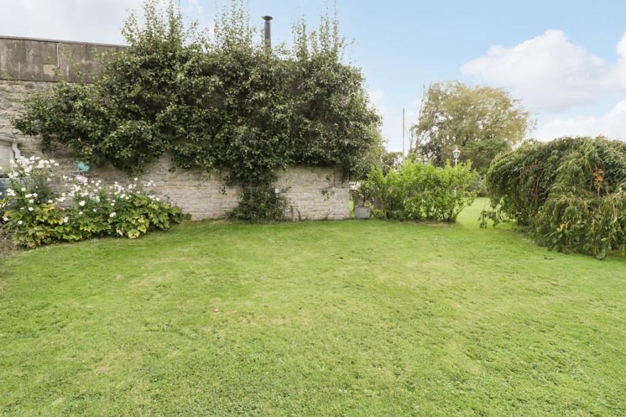 PEAR TREE COTTAGE, romantic, character holiday cottage in Mark