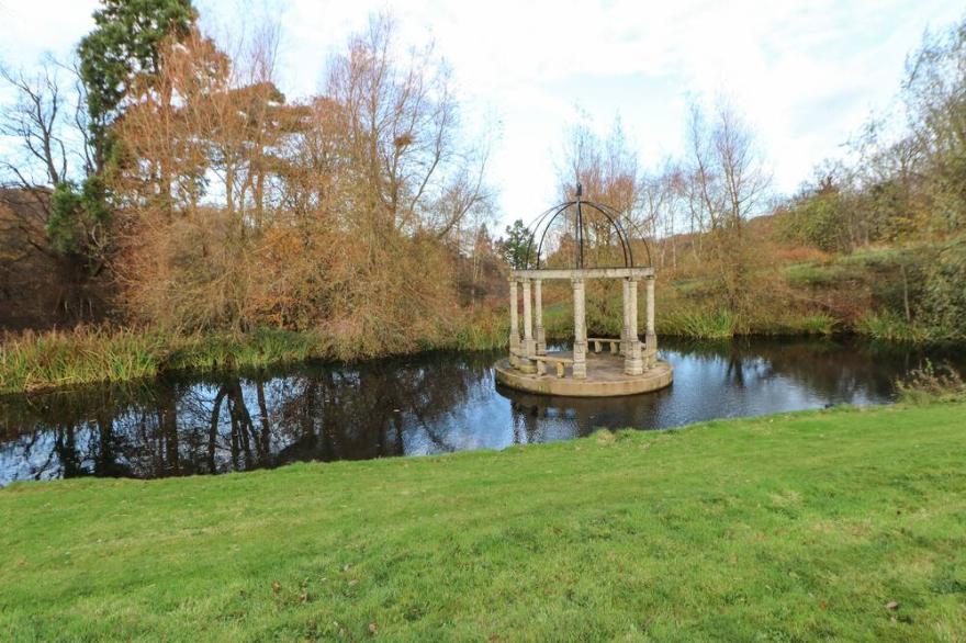 PRIMROSE LODGE, pet friendly, with a garden in Saltburn-By-The-Sea