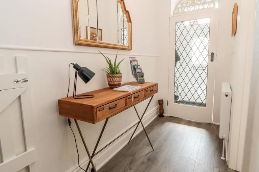 THE ROBINS, pet friendly, country holiday cottage in Filey