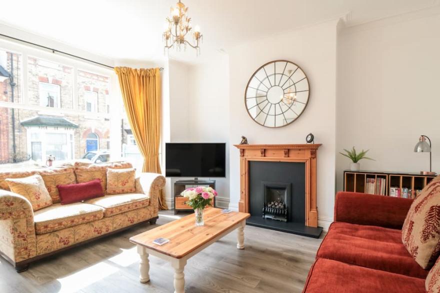 THE ROBINS, pet friendly, country holiday cottage in Filey