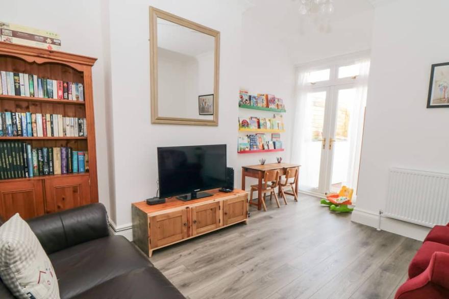 THE ROBINS, pet friendly, country holiday cottage in Filey