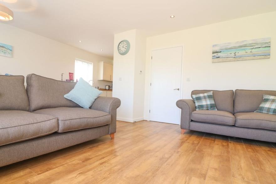 OCEAN HEIGHTS, family friendly, country holiday cottage in Porthtowan