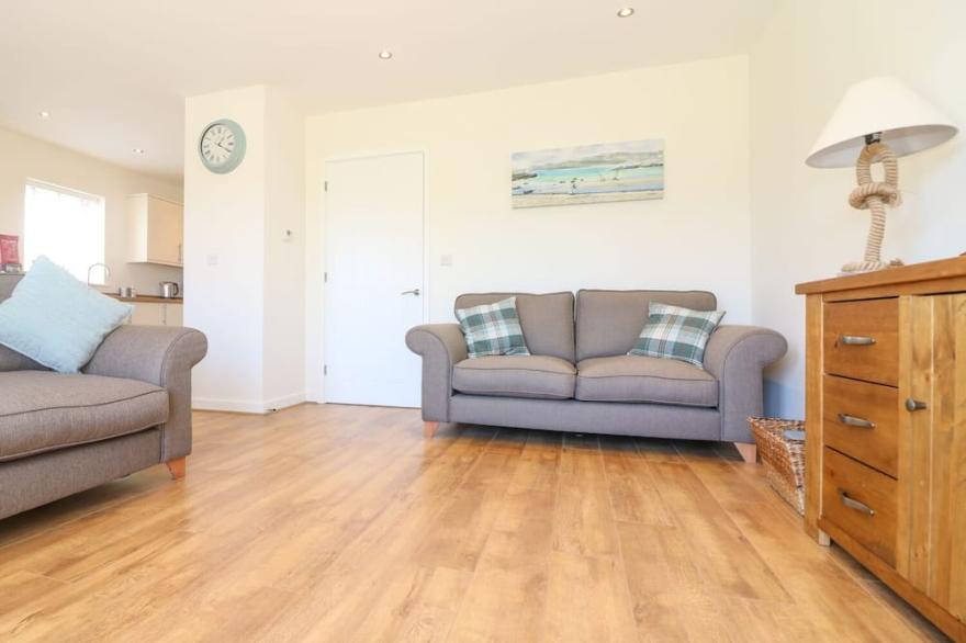OCEAN HEIGHTS, family friendly, country holiday cottage in Porthtowan