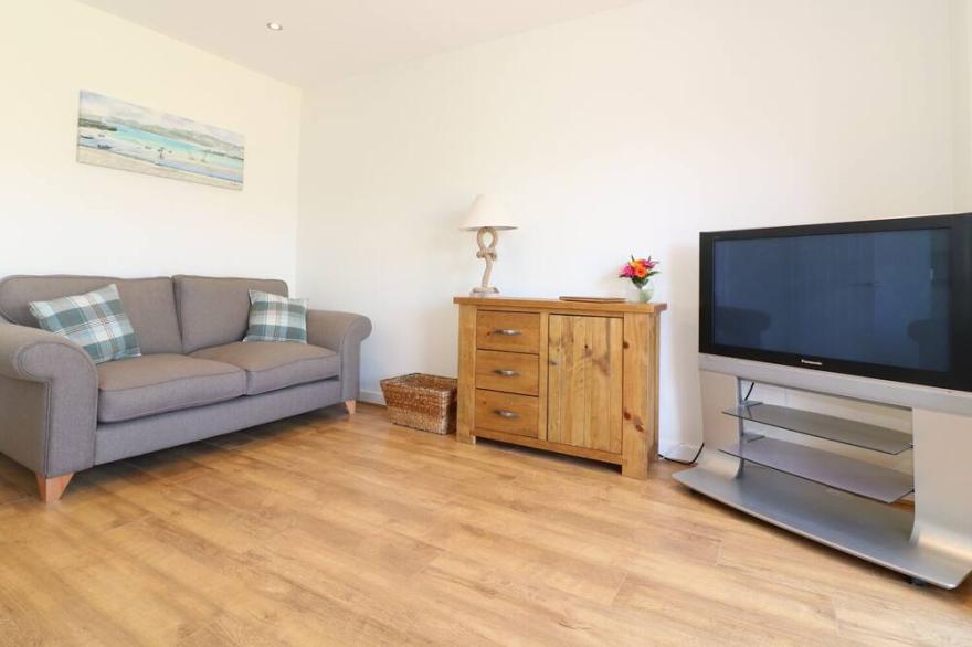 OCEAN HEIGHTS, family friendly, country holiday cottage in Porthtowan
