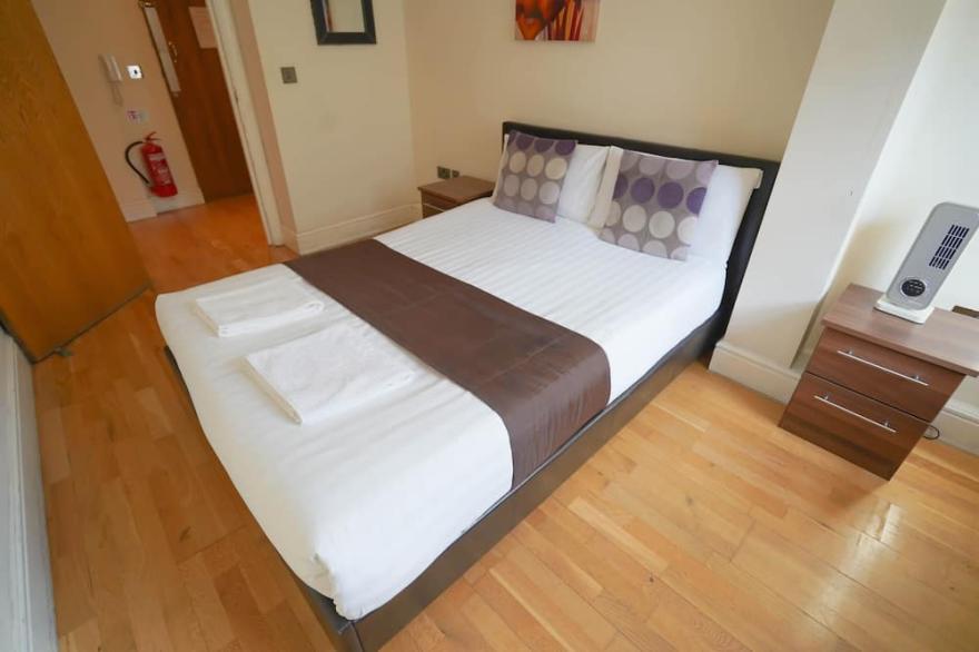 *Reduced* Zone 1 Waterloo Apartment w/ En-suite