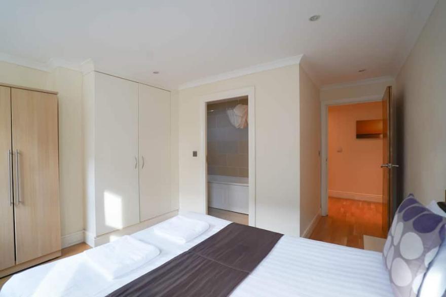 *Reduced* Zone 1 Waterloo Apartment w/ En-suite
