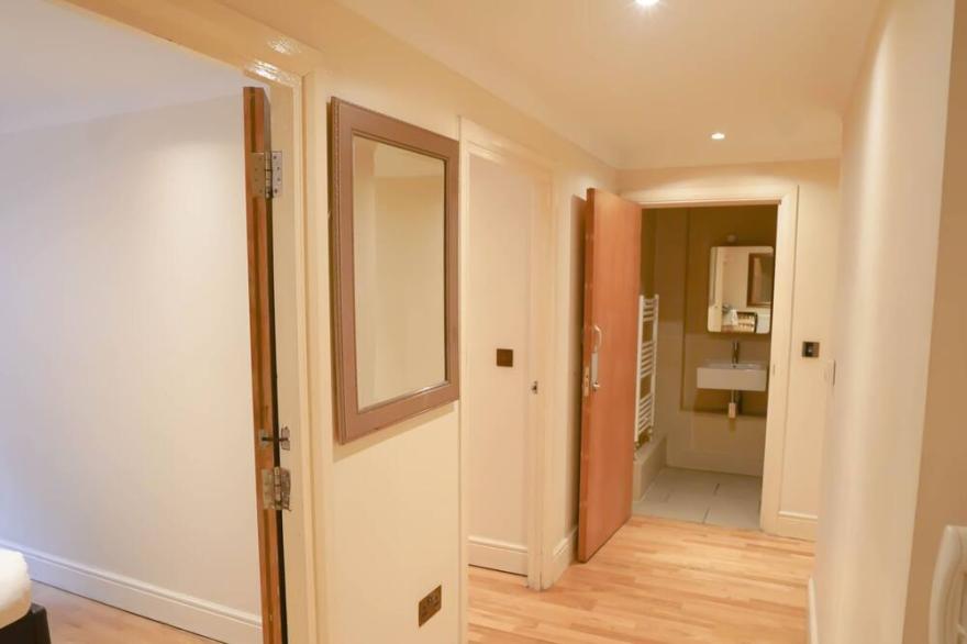 *Reduced* Zone 1 Waterloo Apartment w/ En-suite