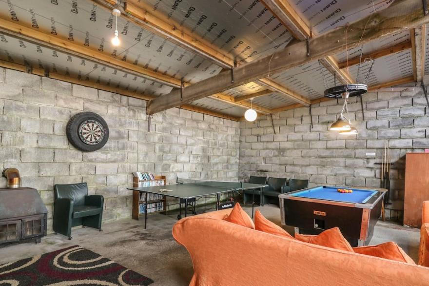 THE FARMHOUSE, pet friendly, character holiday cottage in Aberaeron