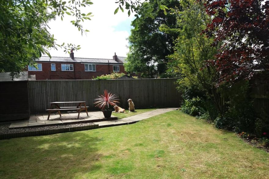 SUNNYSIDE COTTAGE, pet friendly, character holiday cottage in Filey