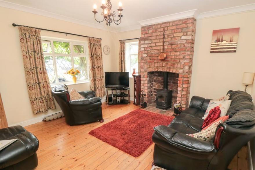 SUNNYSIDE COTTAGE, pet friendly, character holiday cottage in Filey