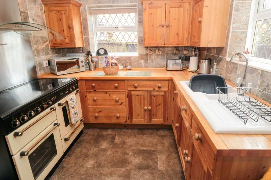 SUNNYSIDE COTTAGE, pet friendly, character holiday cottage in Filey