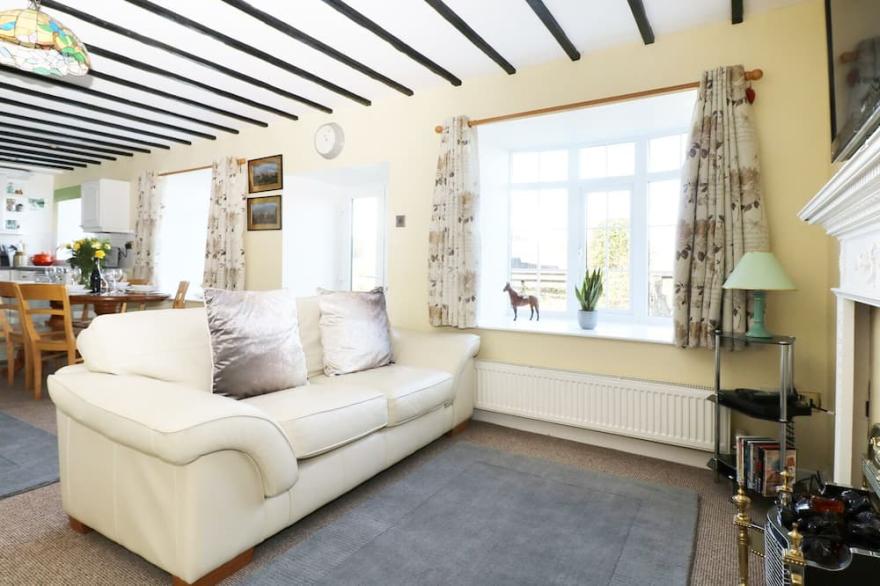 THE ROUND HOUSE, pet friendly, country holiday cottage in Tintagel