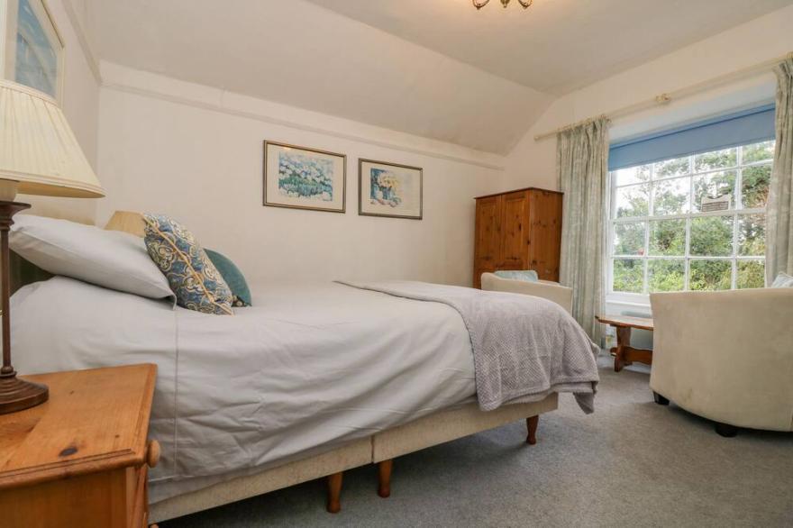 EDEN HOUSE WING, pet friendly, with a garden in St Keverne