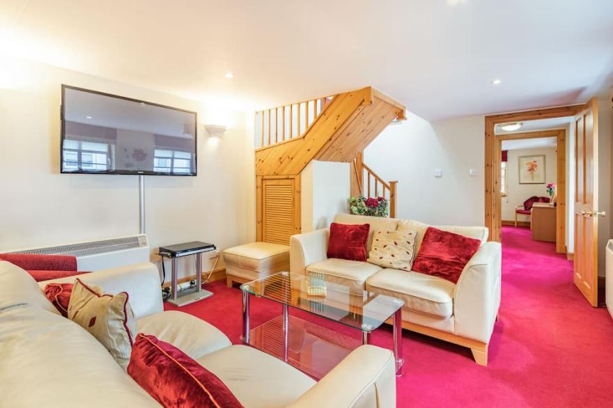 DUNSTAFFNAGE COTTAGE, family friendly in Grantown-On-Spey