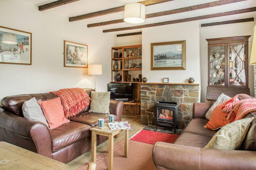 PENLAN, pet friendly, character holiday cottage in Beddgelert