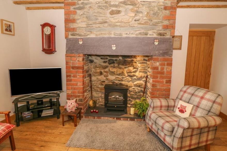 CAER MOEL, family friendly, character holiday cottage in Caernarfon