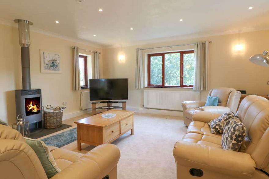 THE OAKS, family friendly, luxury holiday cottage in Looe