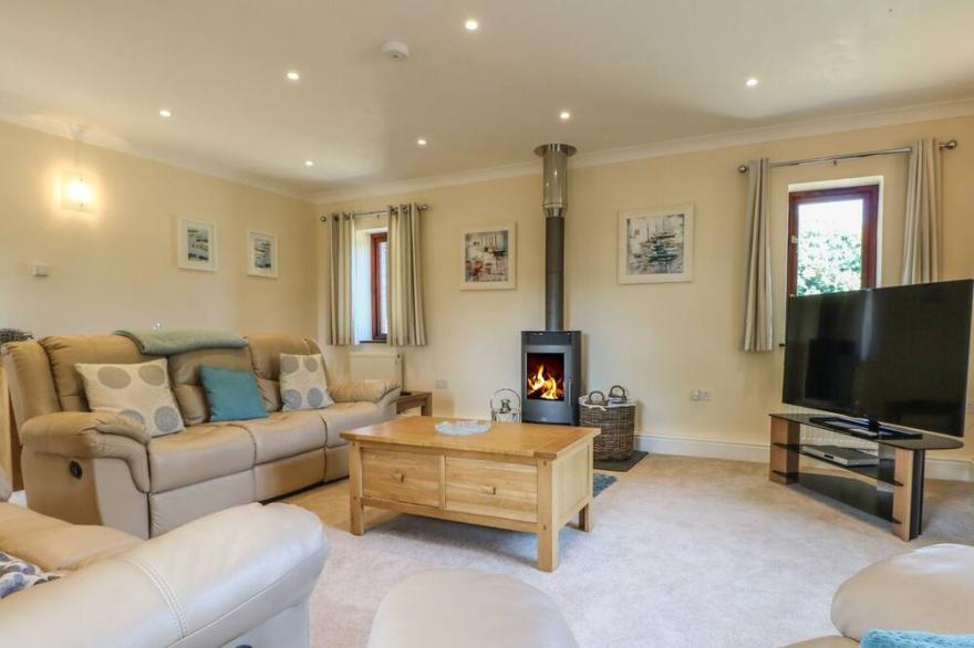 THE OAKS, family friendly, luxury holiday cottage in Looe