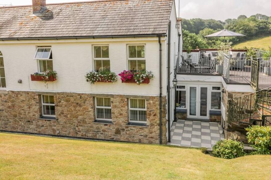 CHAPEL GREEN, pet friendly, character holiday cottage in Polgooth