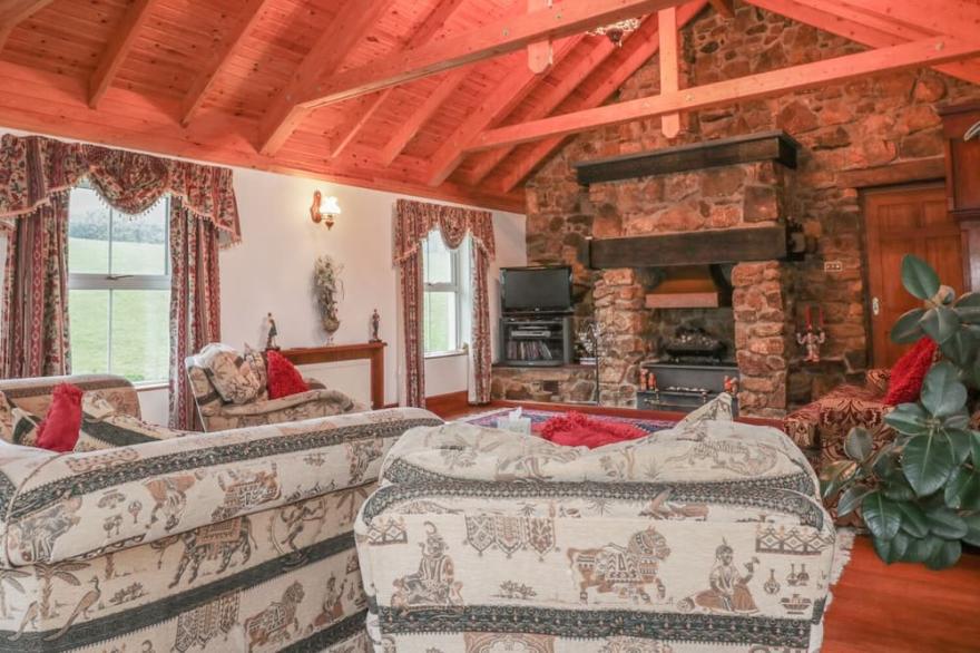 CHAPEL GREEN, pet friendly, character holiday cottage in Polgooth