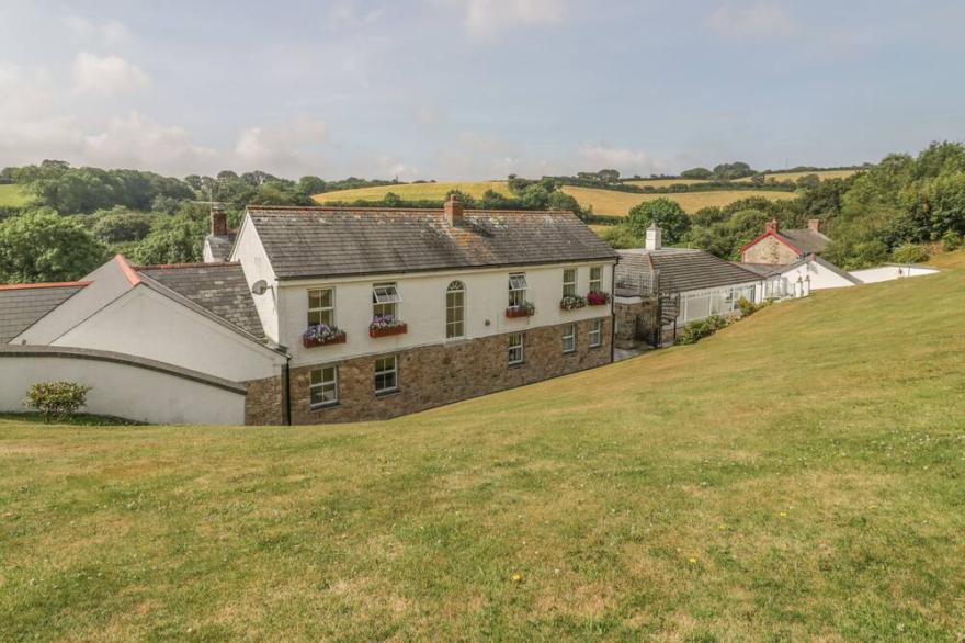 CHAPEL GREEN, pet friendly, character holiday cottage in Polgooth