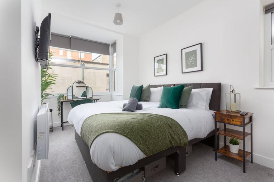 Superior One Bed Apartment, Sleeps 4, Central Location