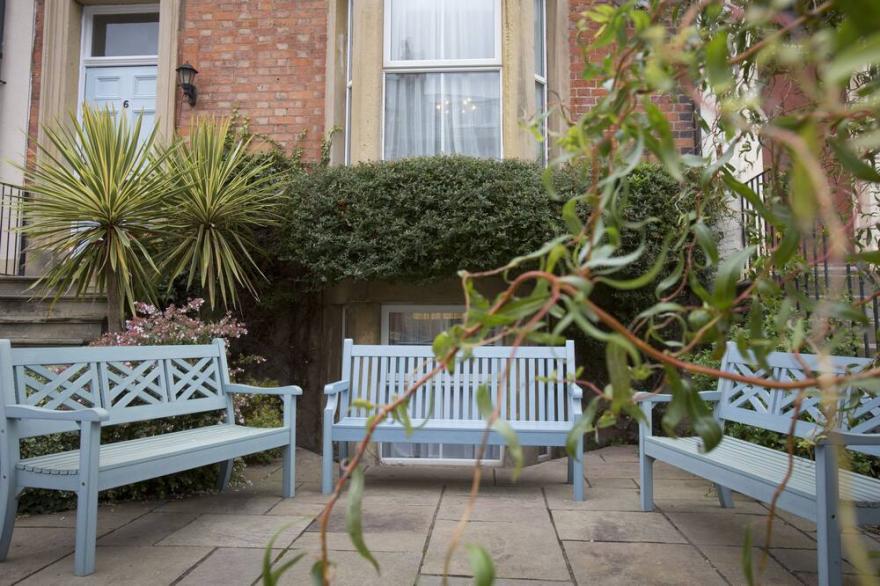 6 ABBEY TERRACE, family friendly, character holiday cottage in Whitby