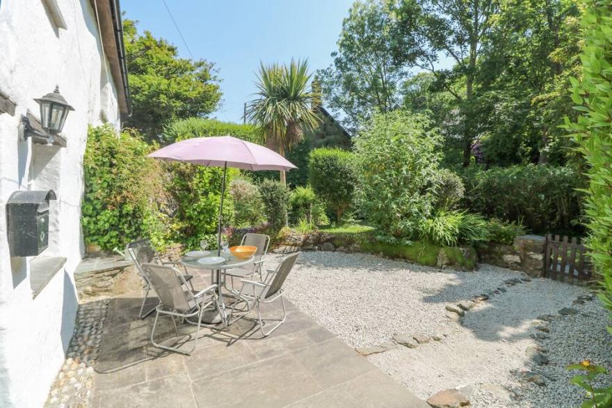 2 ROSE COTTAGES, pet friendly, with open fire in St Agnes