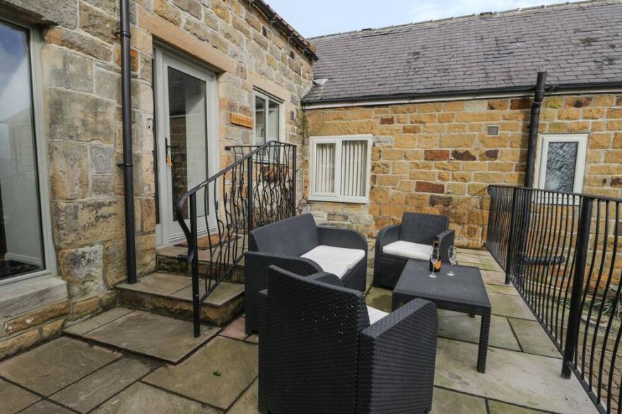 COOPERS BARN, pet friendly, character holiday cottage in Egton