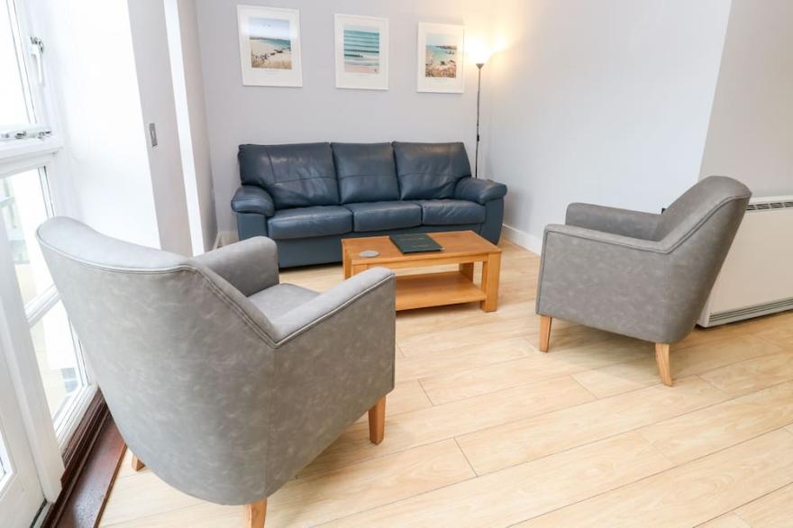 3 BAY RETREAT VILLAS, pet friendly, with a garden in St Merryn