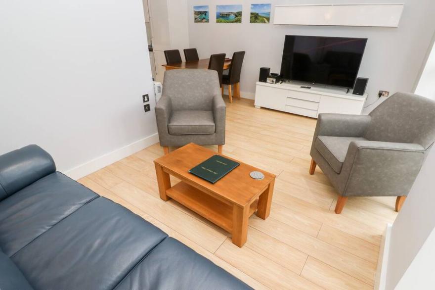 3 BAY RETREAT VILLAS, pet friendly, with a garden in St Merryn