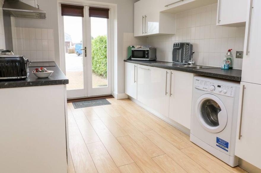 3 BAY RETREAT VILLAS, pet friendly, with a garden in St Merryn