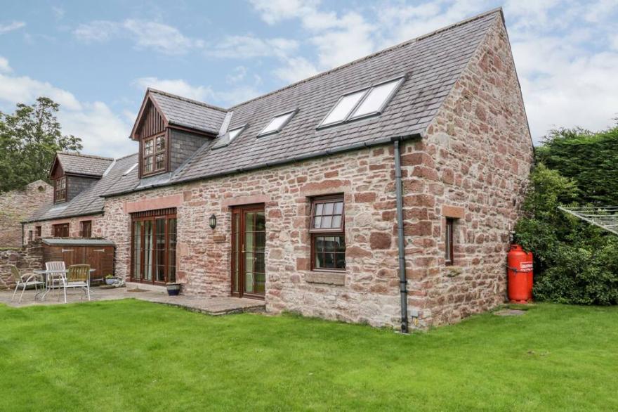 NANTUSI COTTAGE, pet friendly, with a garden in Kirriemuir
