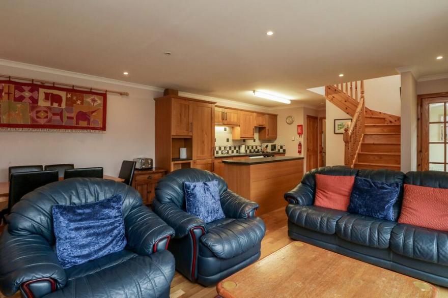 NANTUSI COTTAGE, pet friendly, with a garden in Kirriemuir