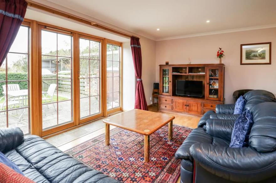 NANTUSI COTTAGE, pet friendly, with a garden in Kirriemuir