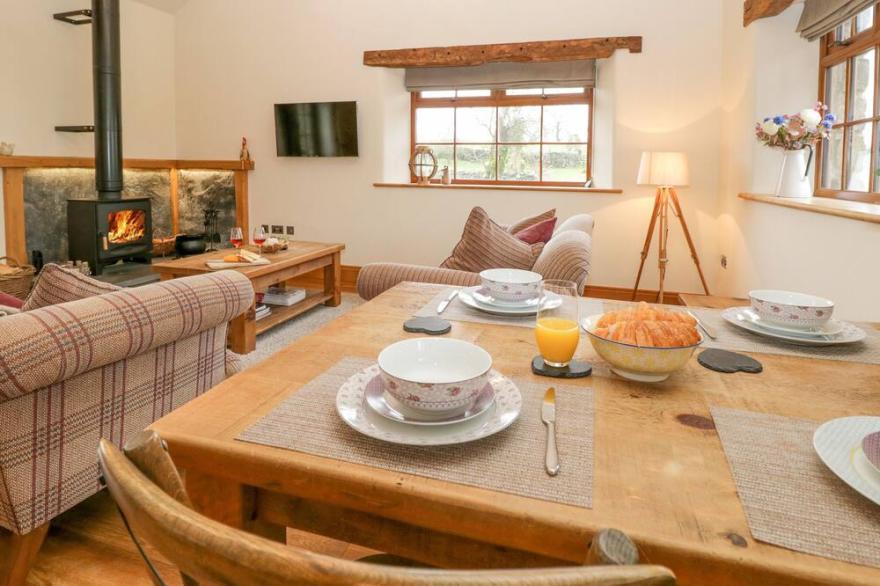 LITTLE CRAKE HOWE, family friendly in Selside Near Kendal
