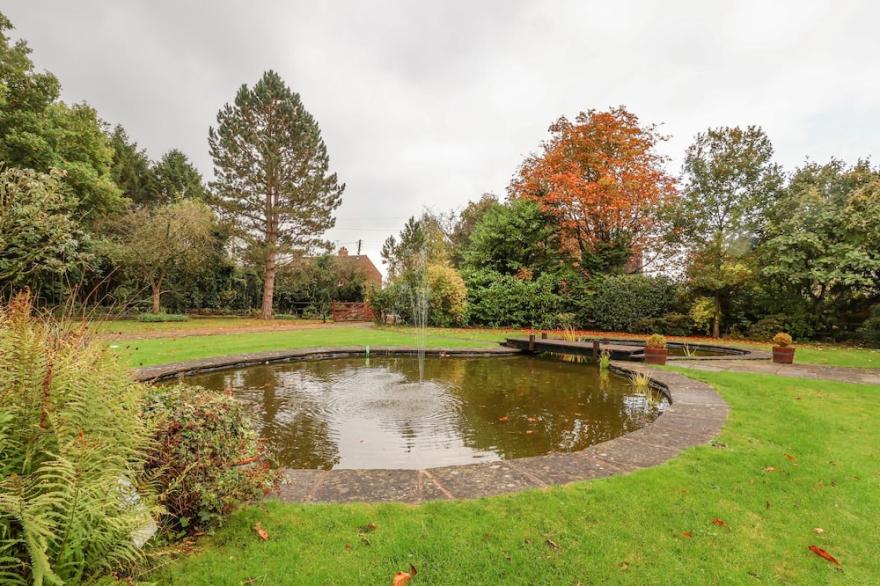 MOLLS COTTAGE, with a garden in Nantwich