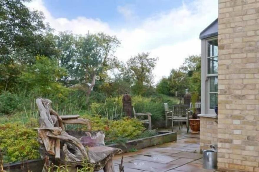SHORTMEAD COTTAGE, family friendly, with open fire in Biggleswade
