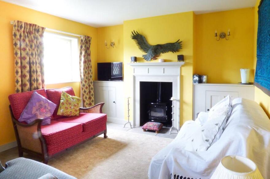 SHORTMEAD COTTAGE, family friendly, with open fire in Biggleswade