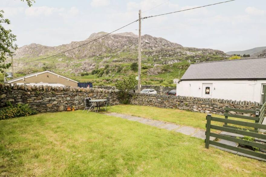 BRYN ALUN, character holiday cottage, with open fire in Tanygrisiau