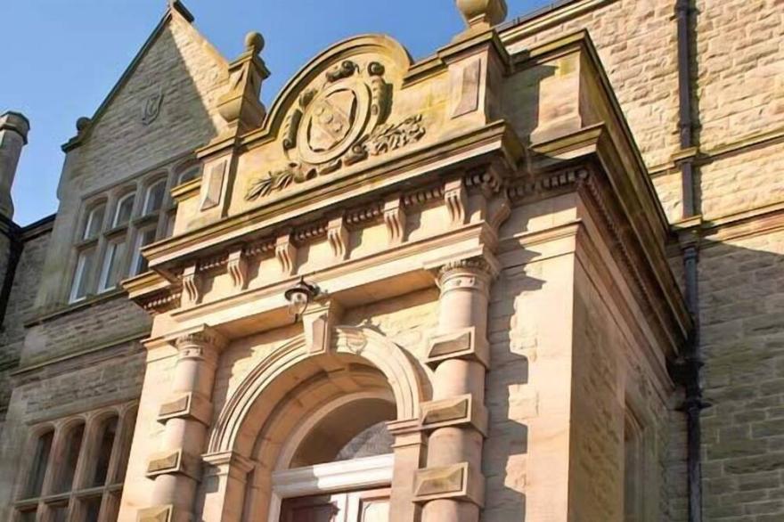 THE HALL, family friendly, luxury holiday cottage in Belford