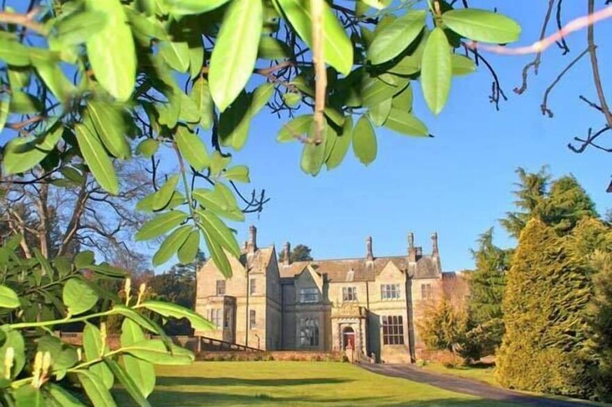 THE HALL, family friendly, luxury holiday cottage in Belford