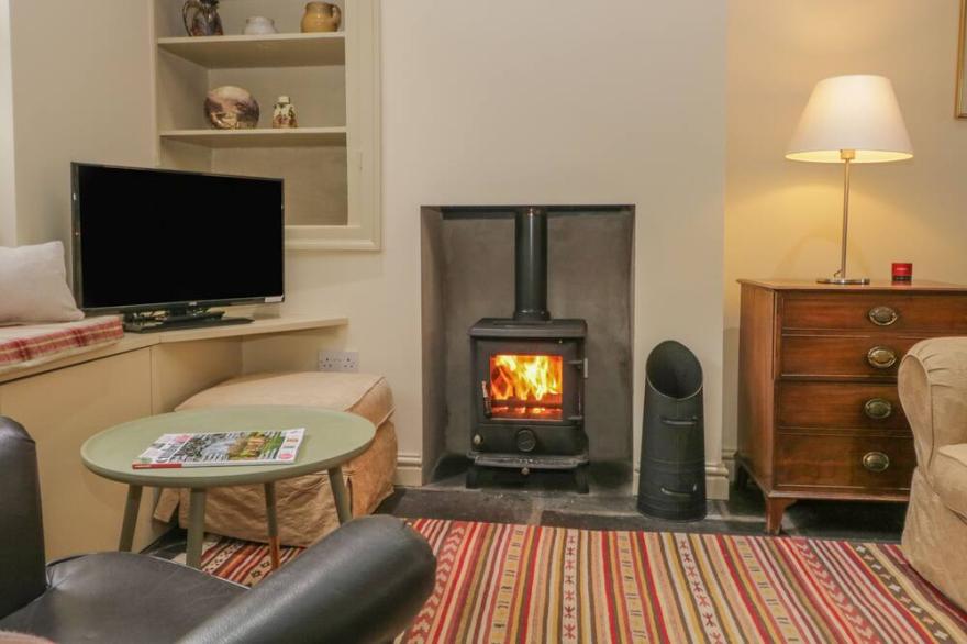HAWTHORN COTTAGE, pet friendly, with open fire in Ulverston