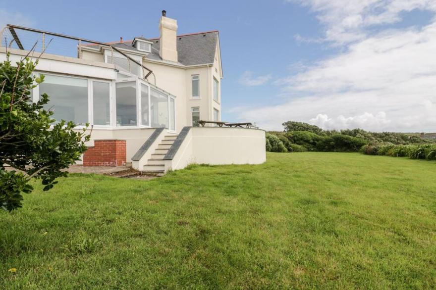 CARN EVE, pet friendly, luxury holiday cottage in Sennen Cove