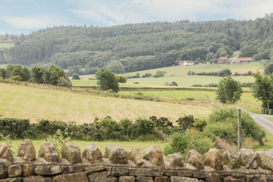 DAIRY COTTAGE, romantic, luxury holiday cottage in Staintondale