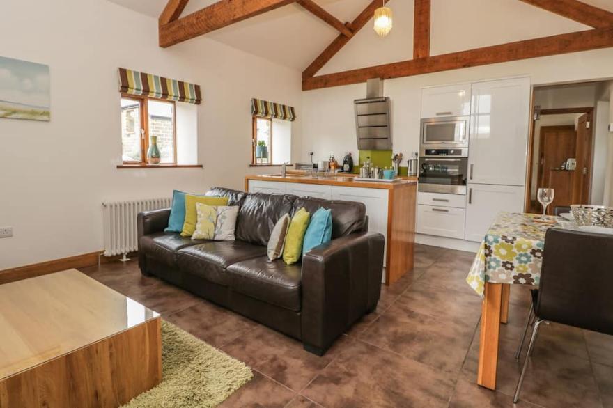 DAIRY COTTAGE, romantic, luxury holiday cottage in Staintondale